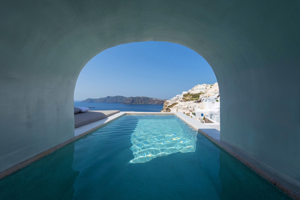 Echoes Luxury Suites — Swimming pool in Oia, South Aegean