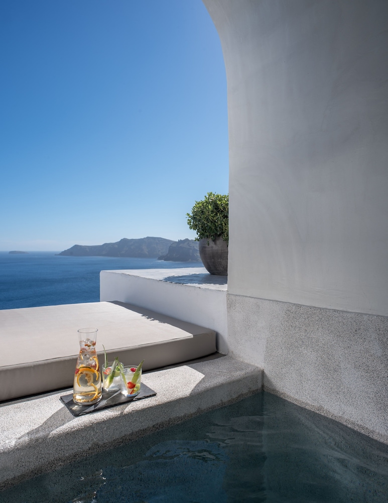 Echoes Luxury Suites — Hotel rooms in Oia, South Aegean