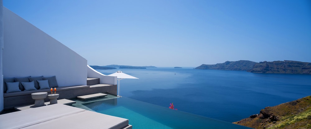 Echoes Luxury Suites — Swimming pool in Oia, South Aegean