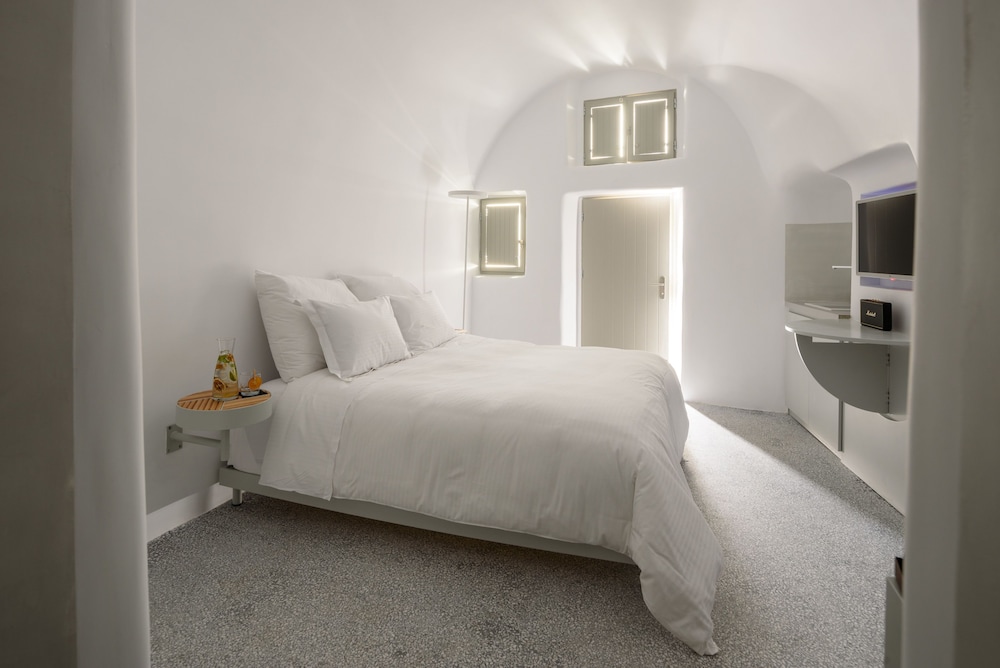 Echoes Luxury Suites — Hotel rooms in Oia, South Aegean