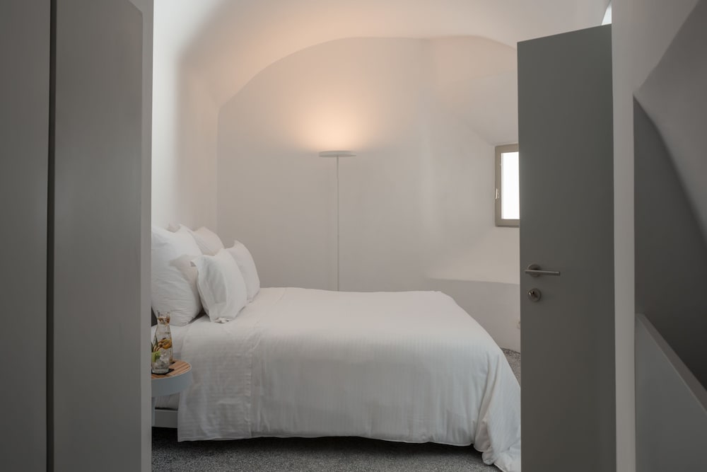Echoes Luxury Suites — Hotel rooms in Oia, South Aegean