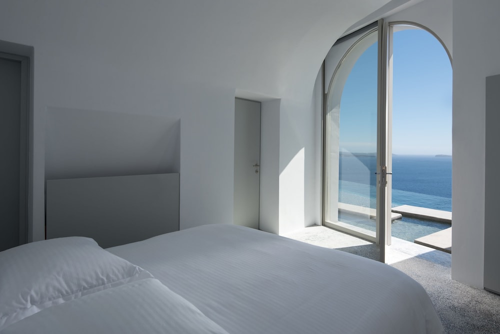 Echoes Luxury Suites — Hotel rooms in Oia, South Aegean