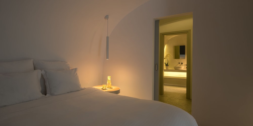 Echoes Luxury Suites — Hotel rooms in Oia, South Aegean