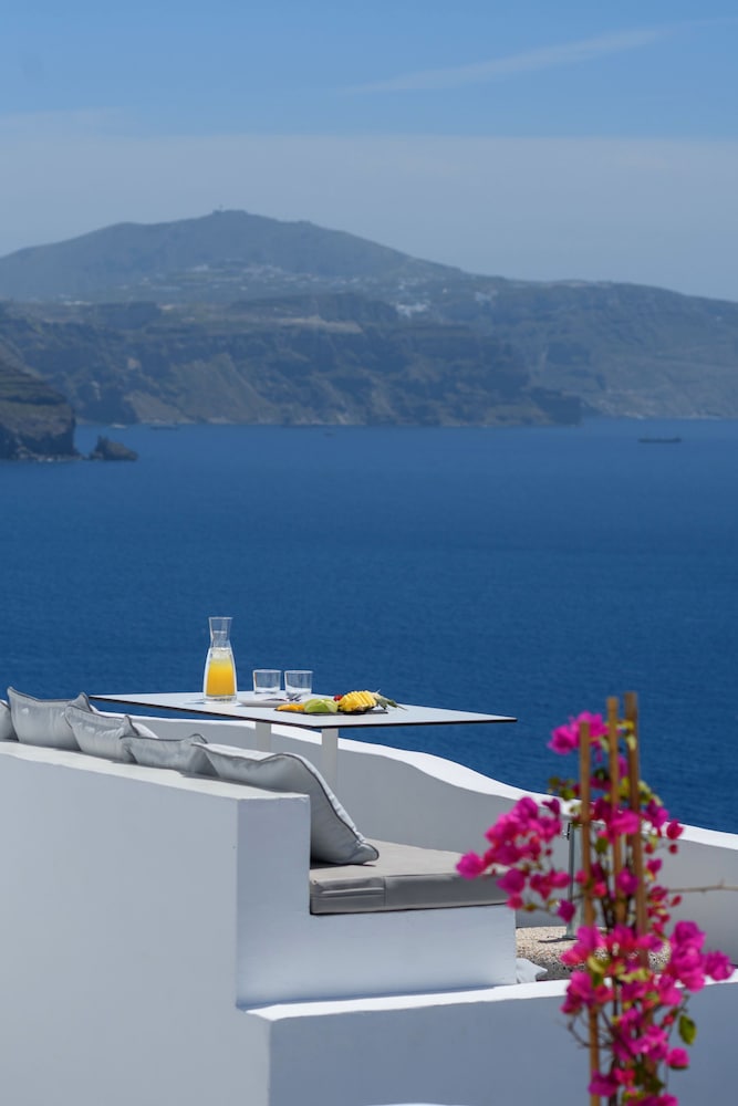 Echoes Luxury Suites — Restaurant & bars in Oia, South Aegean