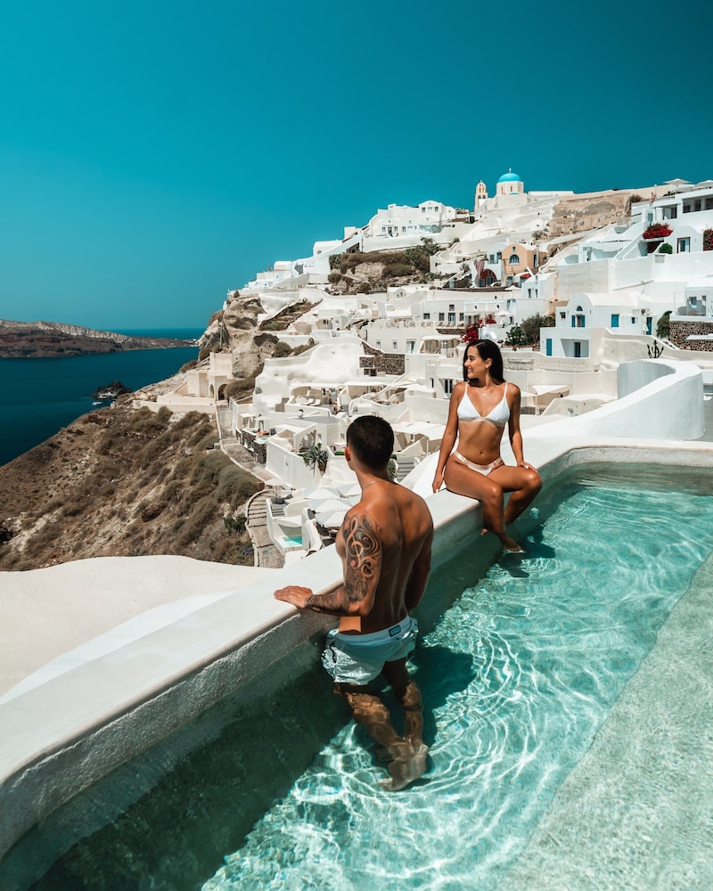 Echoes Luxury Suites — Swimming pool in Oia, South Aegean