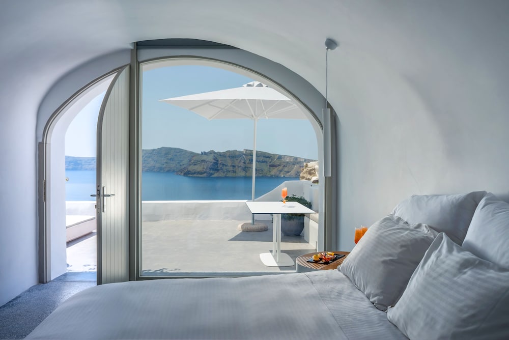 Echoes Luxury Suites — Hotel rooms in Oia, South Aegean