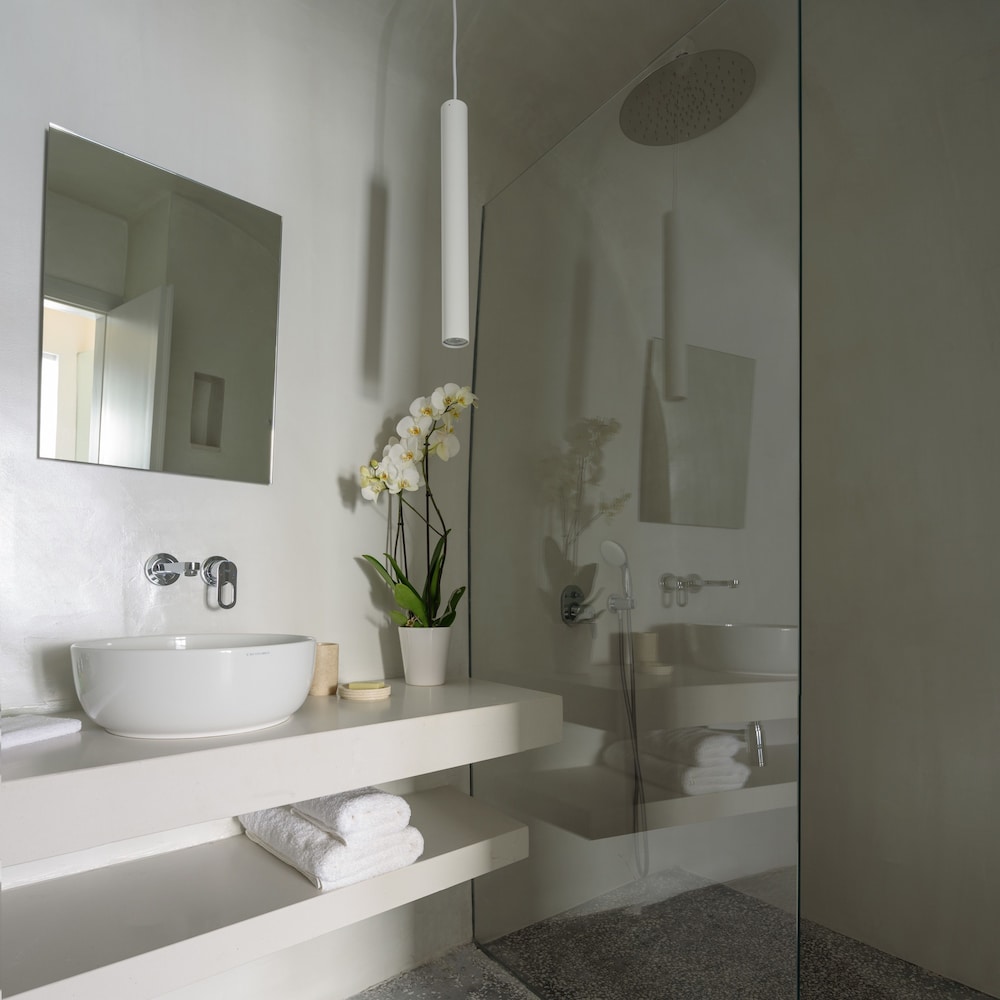 Echoes Luxury Suites — Hotel rooms in Oia, South Aegean