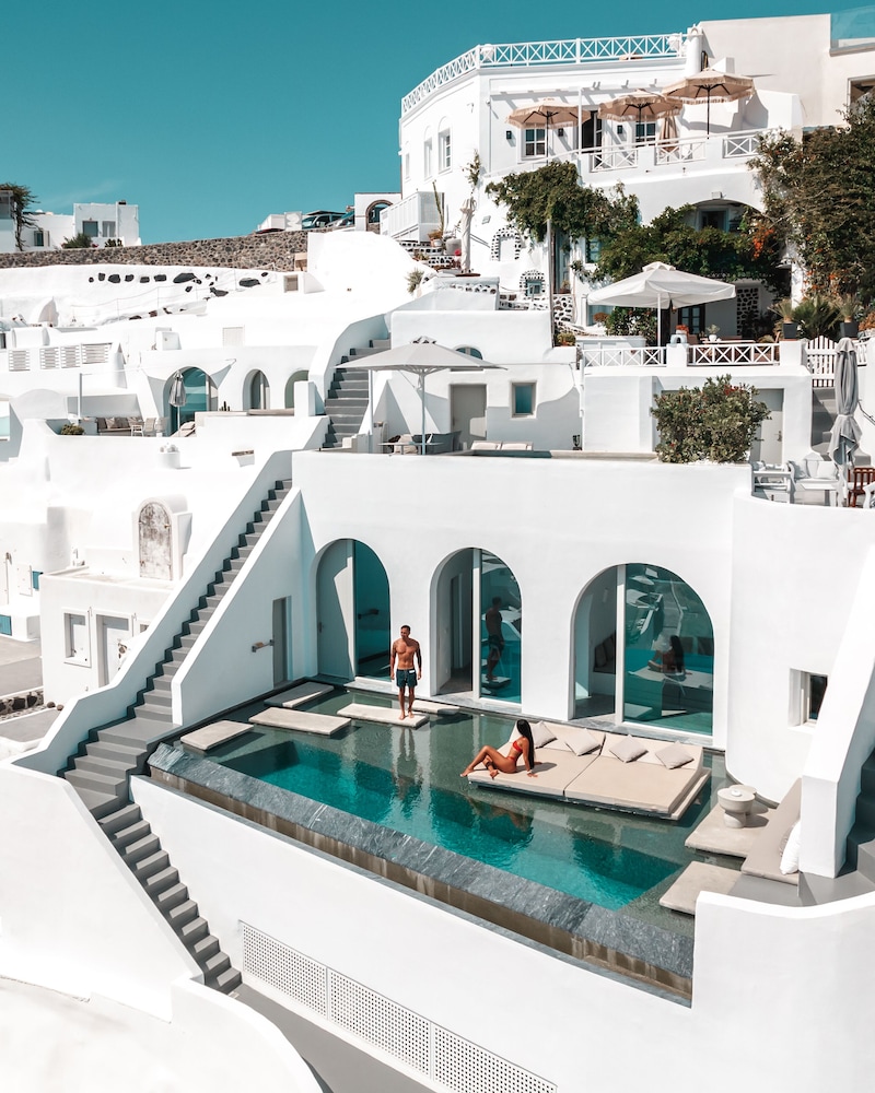 Echoes Luxury Suites — Swimming pool in Oia, South Aegean