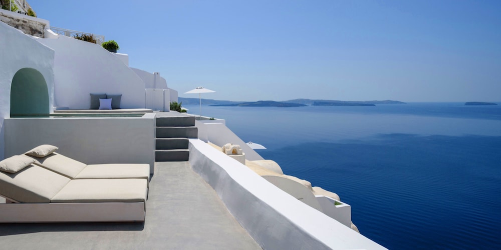 Echoes Luxury Suites — Hotel building in Oia, South Aegean
