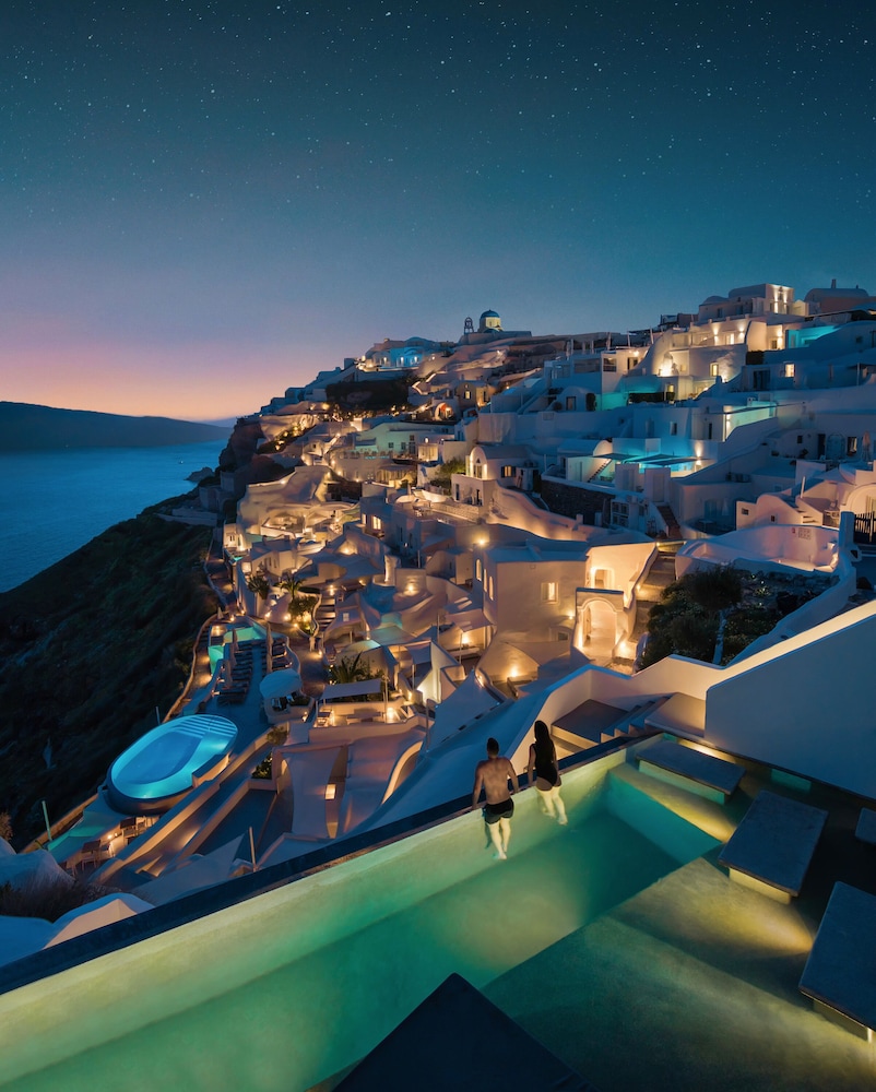 Echoes Luxury Suites — Hotel building in Oia, South Aegean