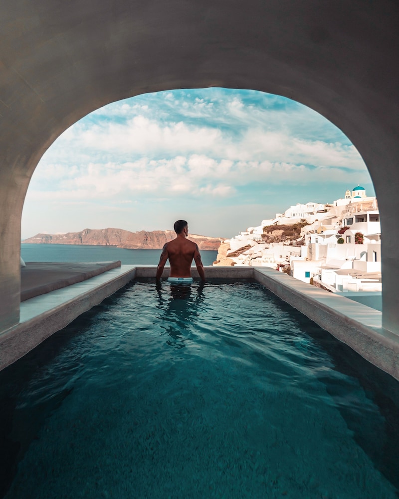 Echoes Luxury Suites — Swimming pool in Oia, South Aegean