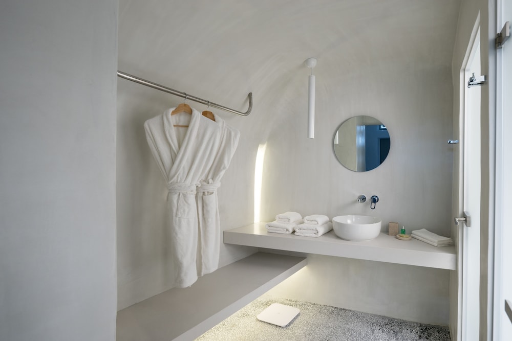 Echoes Luxury Suites — Hotel rooms in Oia, South Aegean