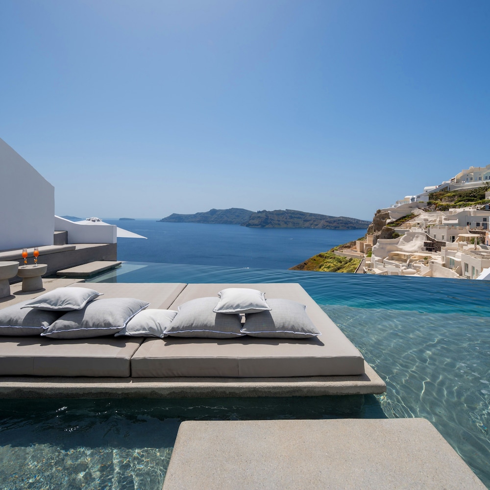 Echoes Luxury Suites — Swimming pool in Oia, South Aegean