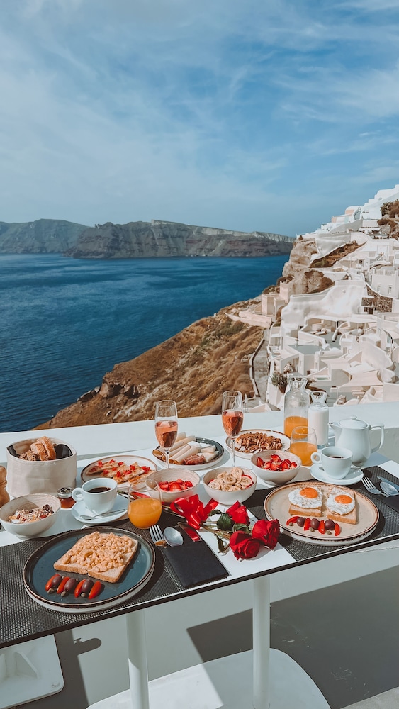 Echoes Luxury Suites — Restaurant & bars in Oia, South Aegean