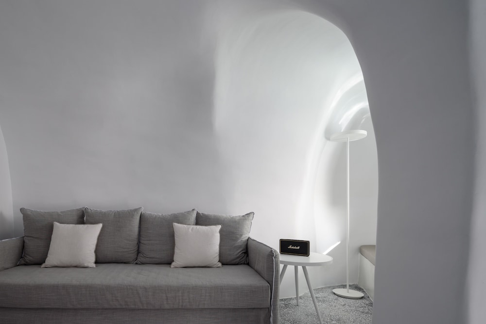 Echoes Luxury Suites — Hotel rooms in Oia, South Aegean