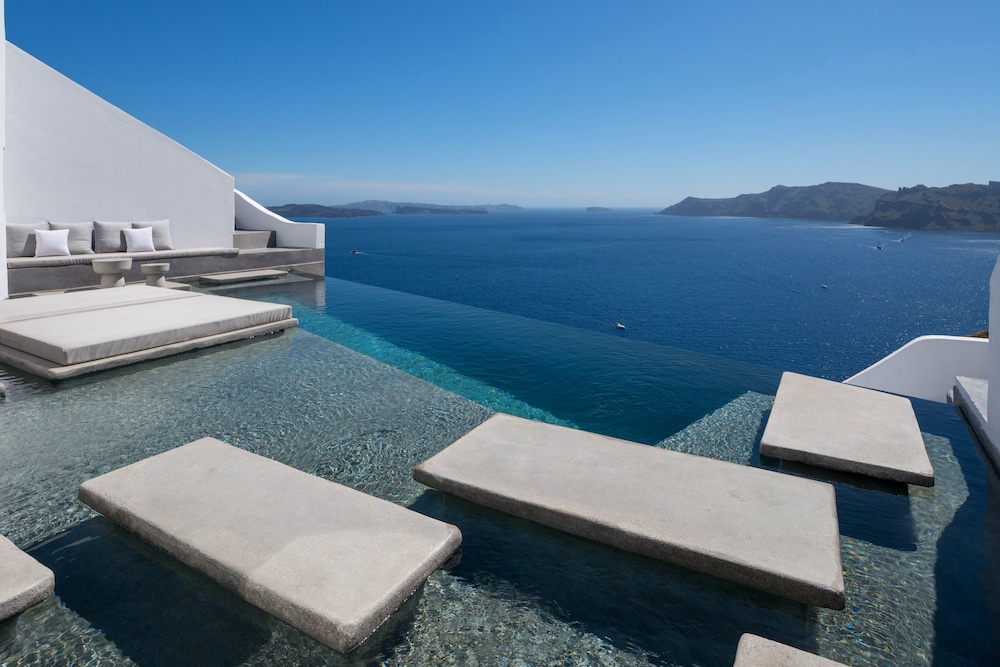Echoes Luxury Suites — Swimming pool in Oia, South Aegean