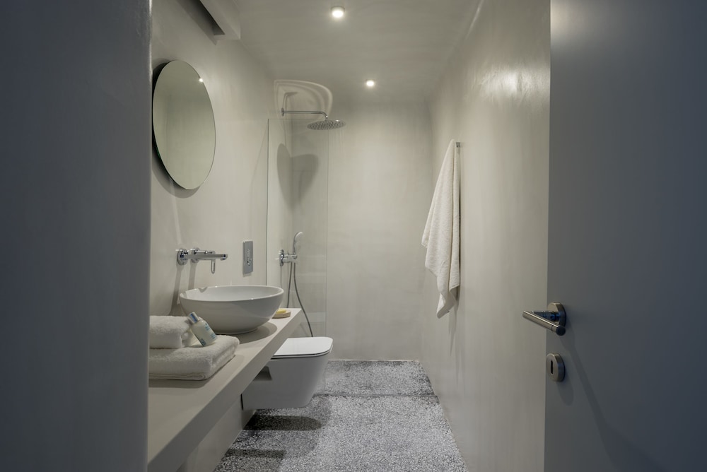 Echoes Luxury Suites — Hotel rooms in Oia, South Aegean