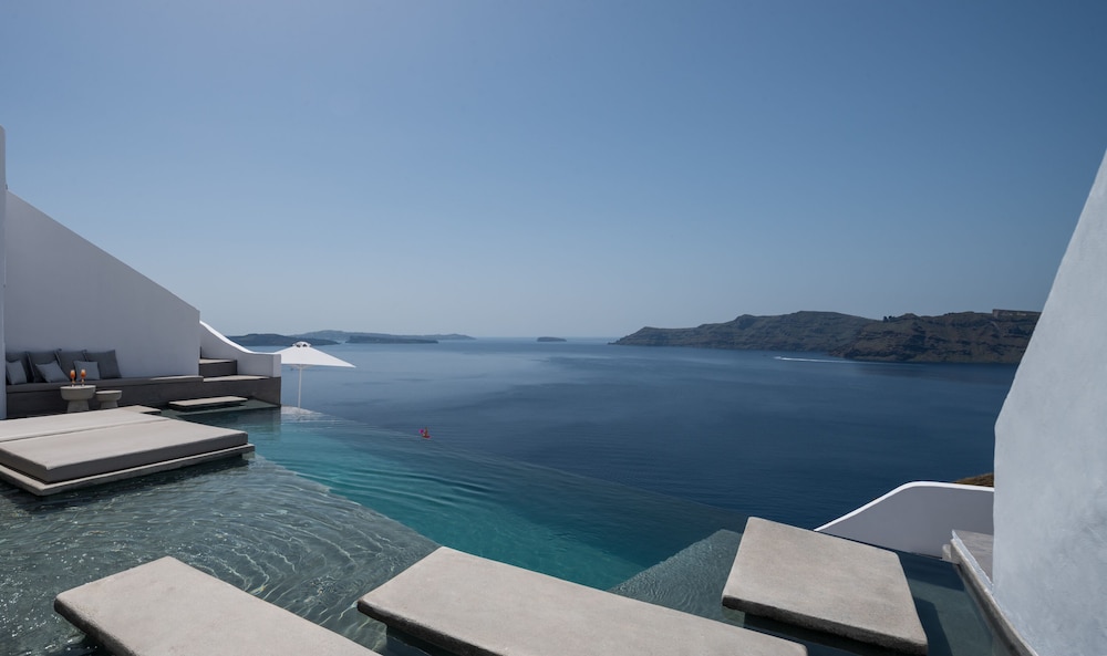Echoes Luxury Suites — Swimming pool in Oia, South Aegean