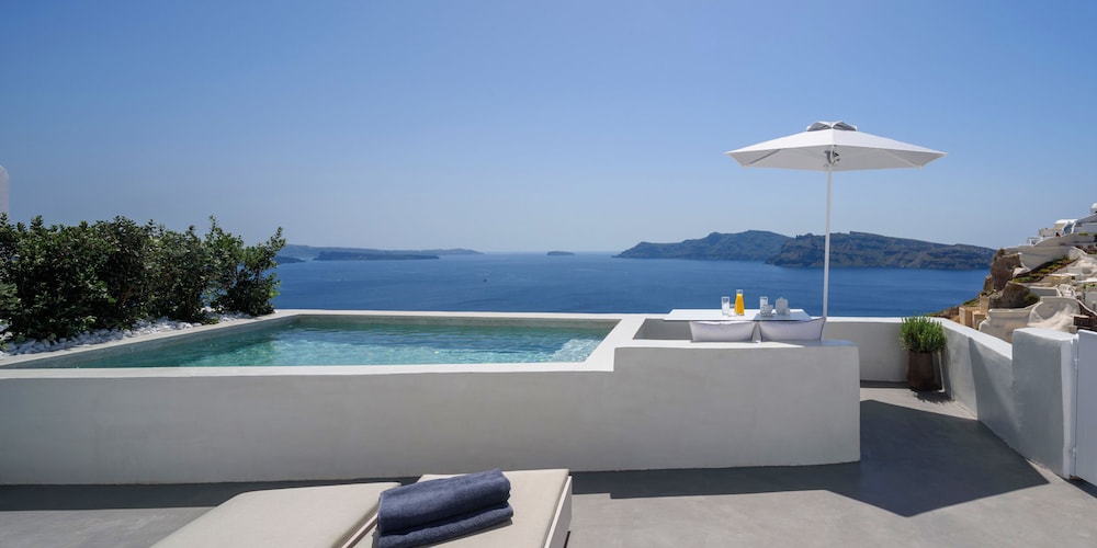 Echoes Luxury Suites — Swimming pool in Oia, South Aegean