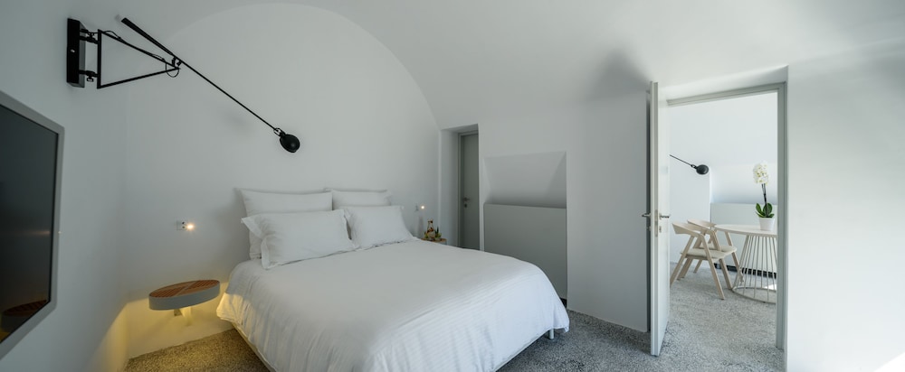 Echoes Luxury Suites — Hotel rooms in Oia, South Aegean