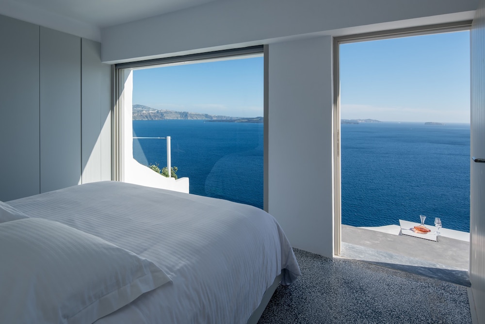 Echoes Luxury Suites — Hotel rooms in Oia, South Aegean