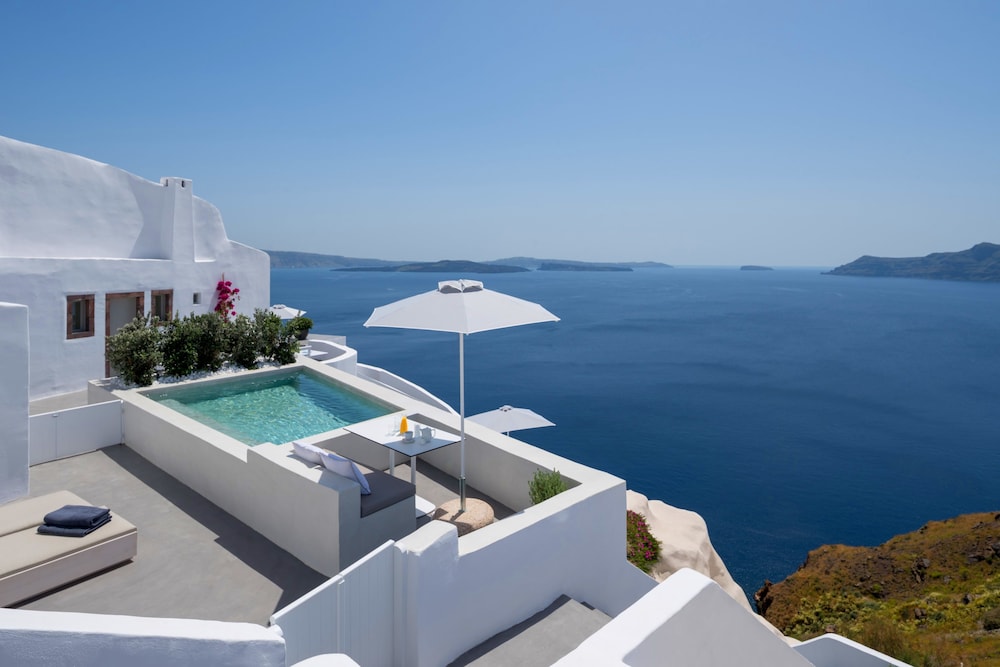 Echoes Luxury Suites — Swimming pool in Oia, South Aegean