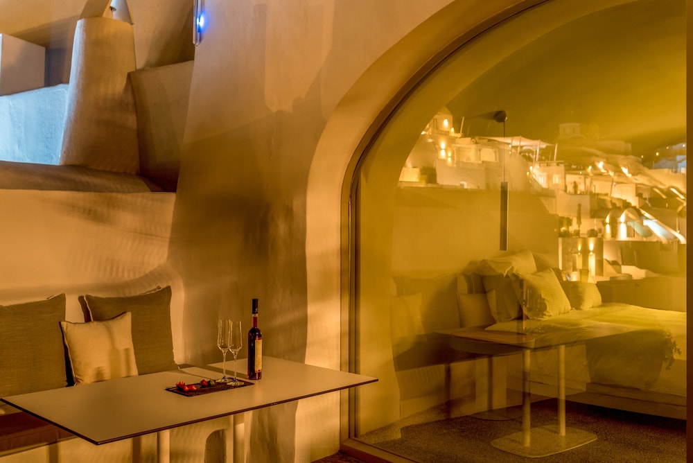 Echoes Luxury Suites — Hotel rooms in Oia, South Aegean