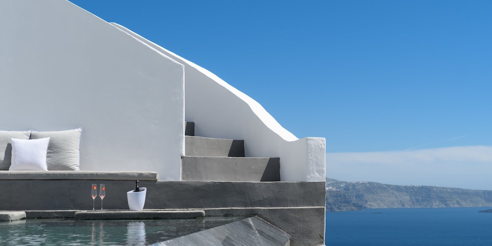 Echoes Luxury Suites — Hotel building in Oia, South Aegean