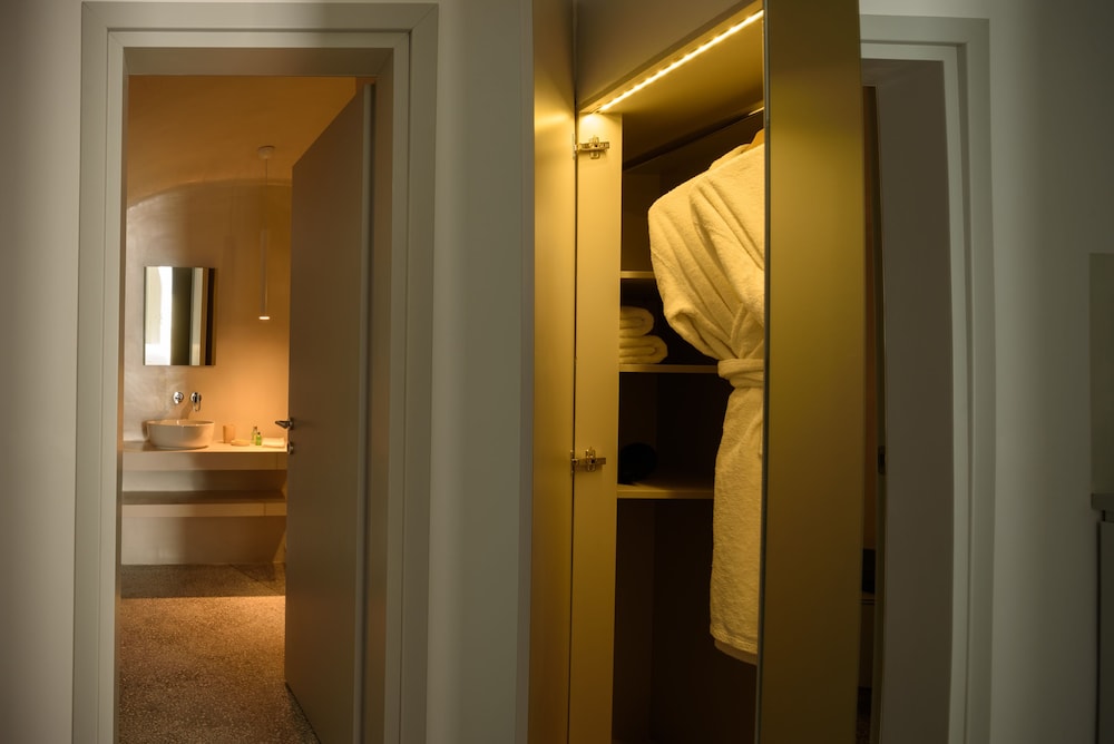 Echoes Luxury Suites — Hotel rooms in Oia, South Aegean