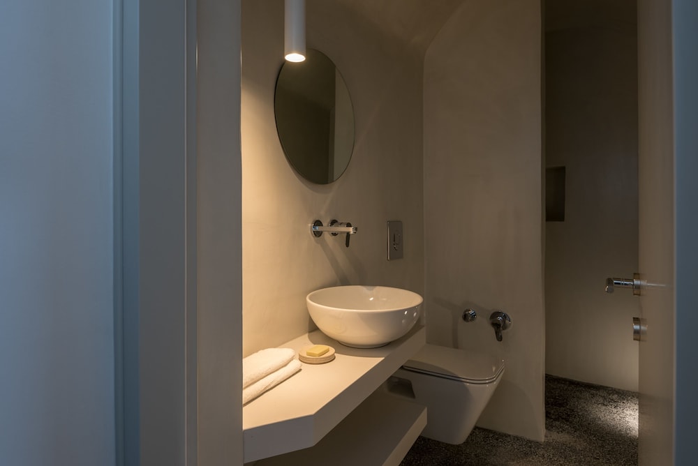 Echoes Luxury Suites — Hotel rooms in Oia, South Aegean