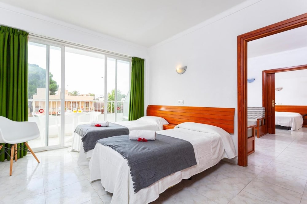 Aparthotel Africamar — Hotel rooms in Can Picafort, Balearic Islands