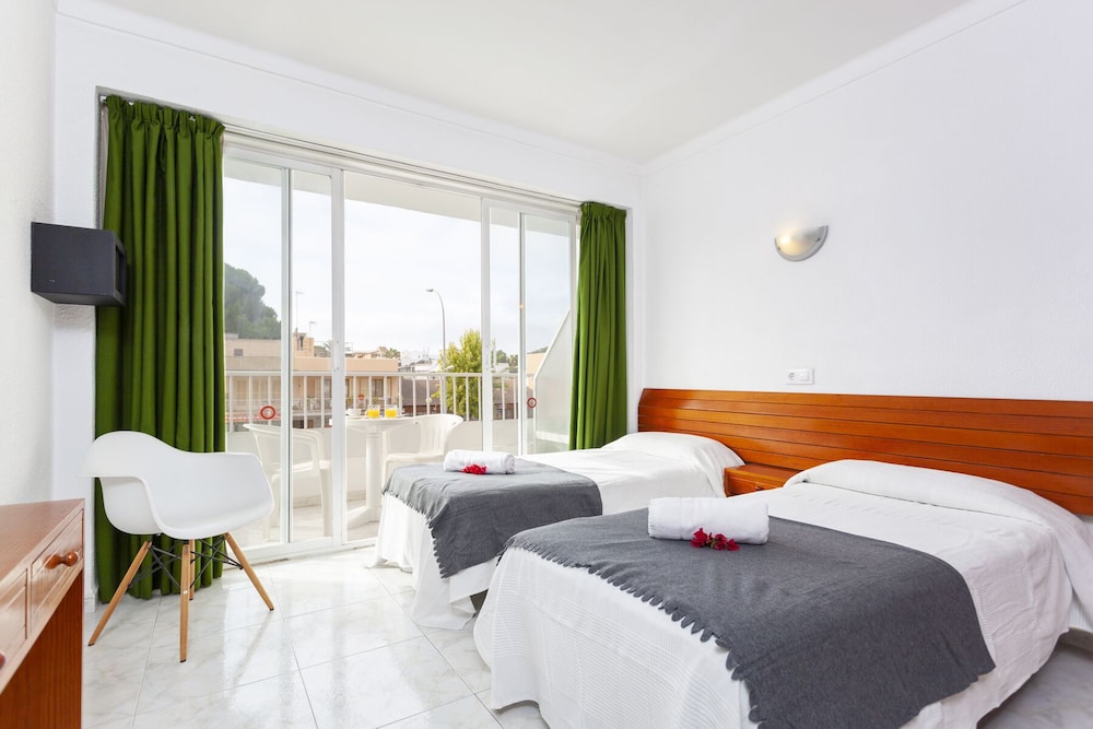 Aparthotel Africamar — Hotel rooms in Can Picafort, Balearic Islands