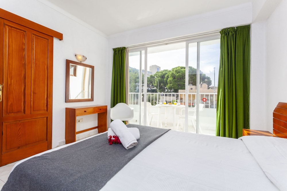 Aparthotel Africamar — Hotel rooms in Can Picafort, Balearic Islands