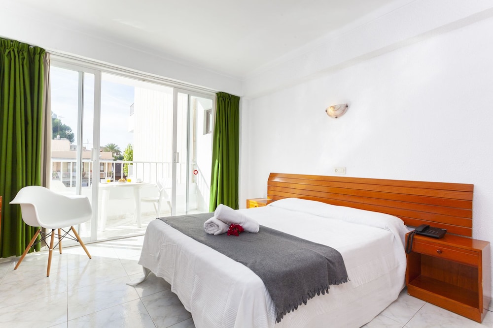 Aparthotel Africamar — Hotel rooms in Can Picafort, Balearic Islands
