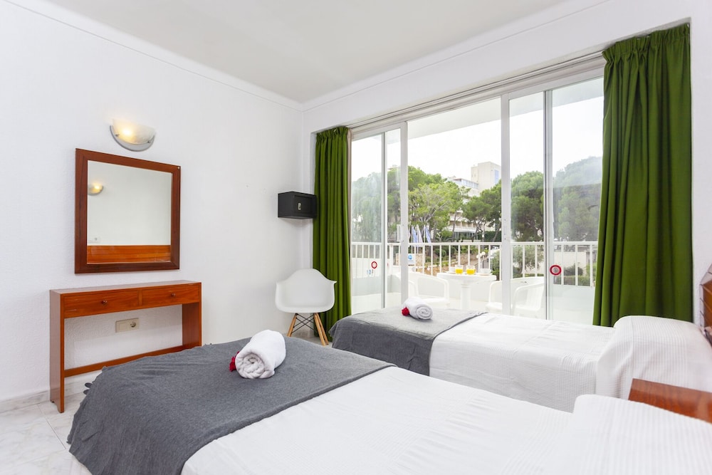 Aparthotel Africamar — Hotel rooms in Can Picafort, Balearic Islands