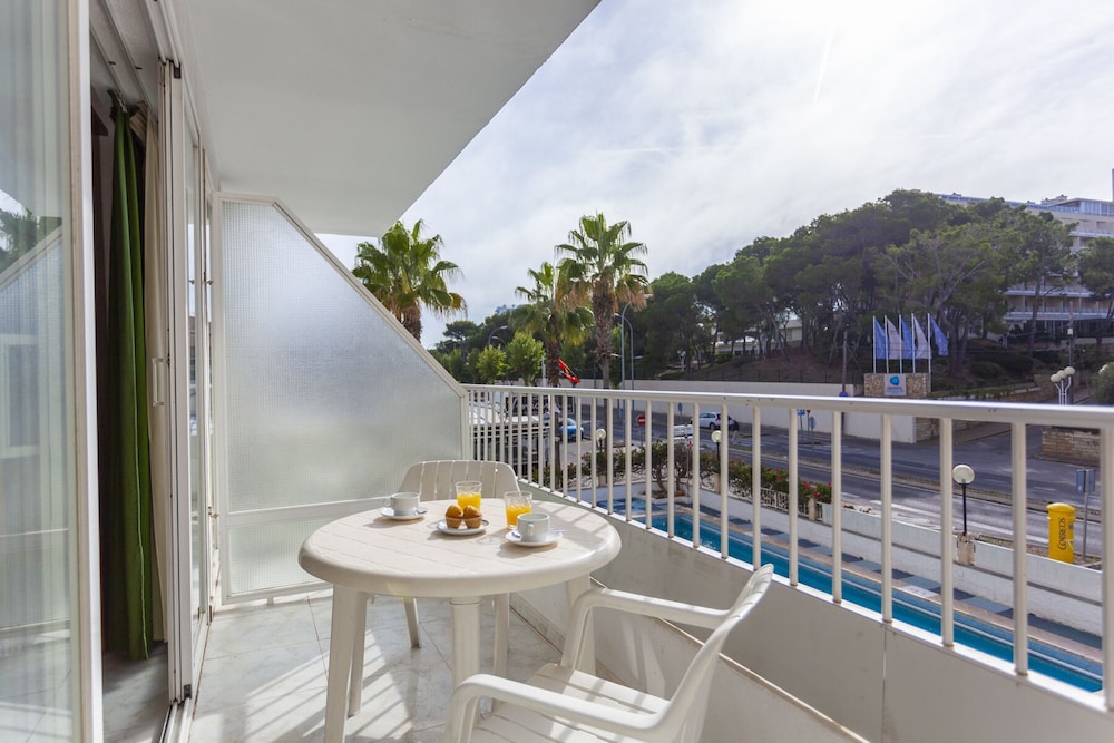 Aparthotel Africamar — Hotel rooms in Can Picafort, Balearic Islands