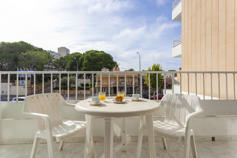 Aparthotel Africamar — Hotel rooms in Can Picafort, Balearic Islands