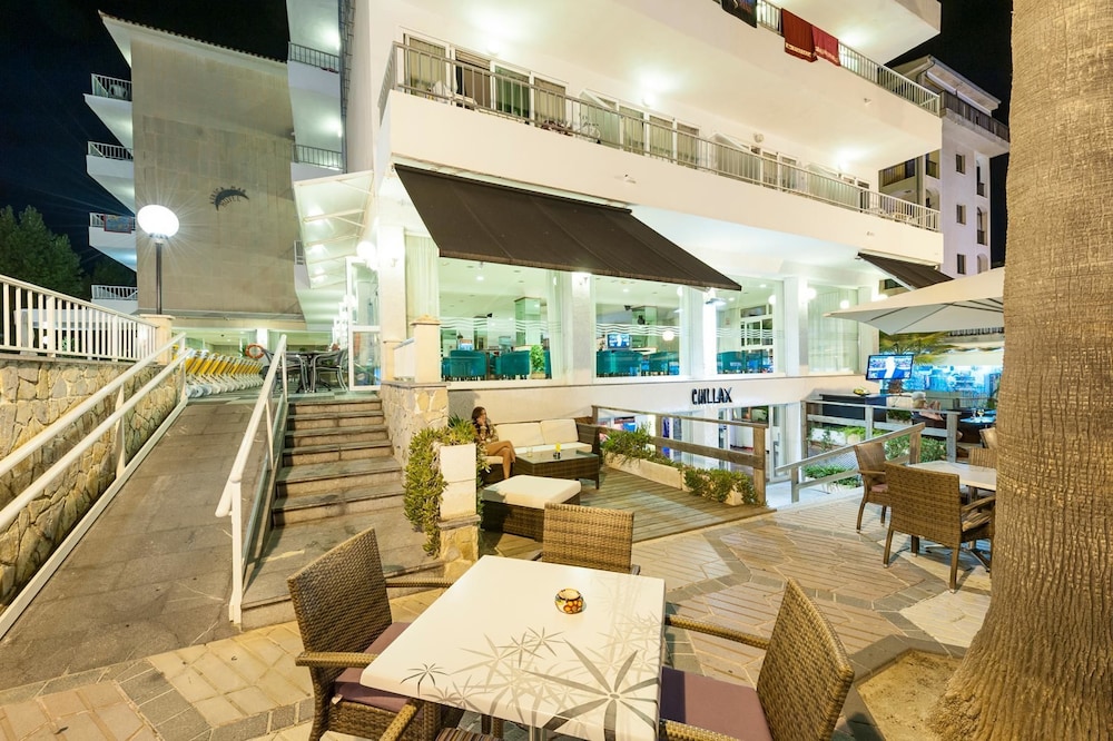 Aparthotel Africamar — Restaurant & bars in Can Picafort, Balearic Islands