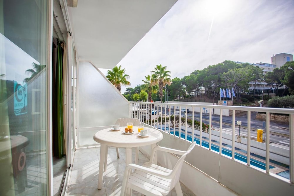 Aparthotel Africamar — Hotel rooms in Can Picafort, Balearic Islands