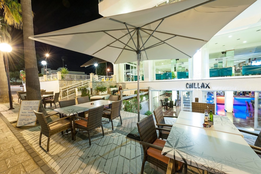 Aparthotel Africamar — Restaurant & bars in Can Picafort, Balearic Islands