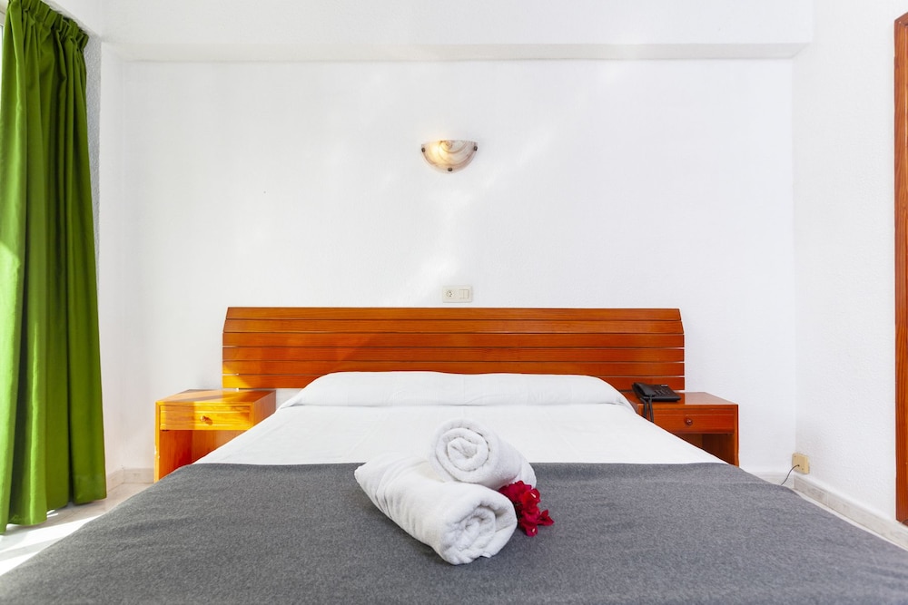 Aparthotel Africamar — Hotel rooms in Can Picafort, Balearic Islands