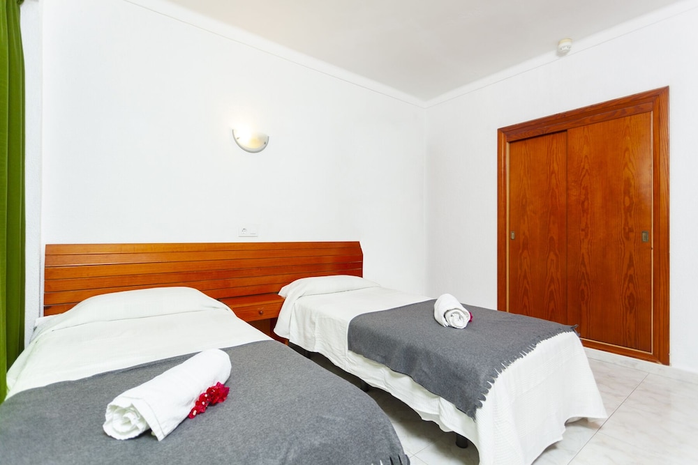 Aparthotel Africamar — Hotel rooms in Can Picafort, Balearic Islands