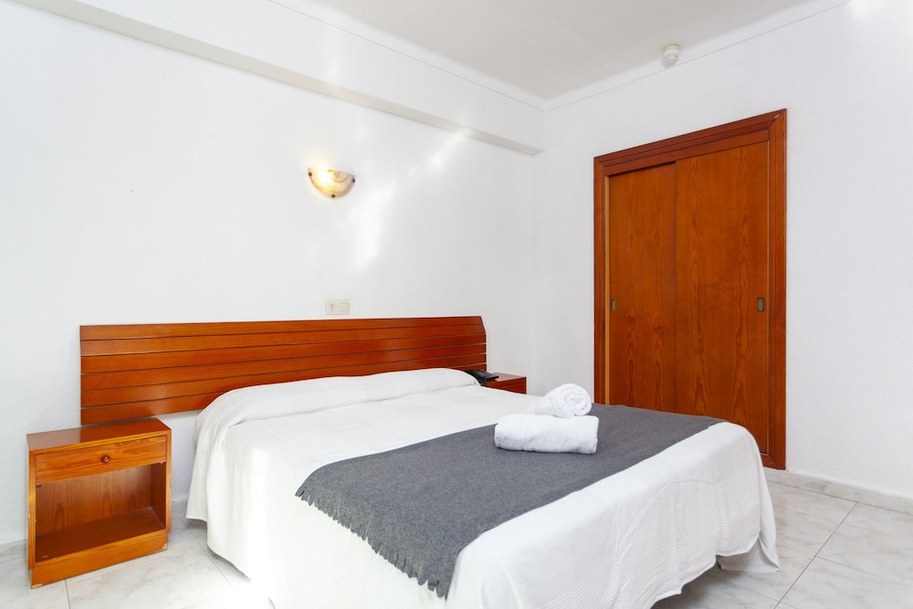 Aparthotel Africamar — Hotel rooms in Can Picafort, Balearic Islands