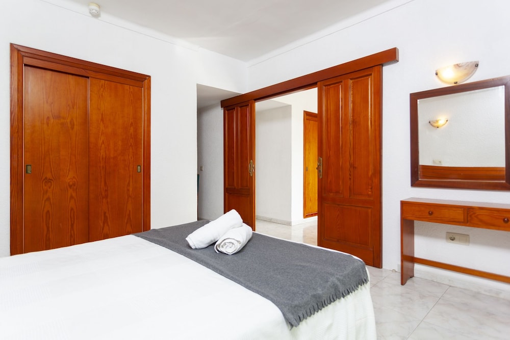 Aparthotel Africamar — Hotel rooms in Can Picafort, Balearic Islands