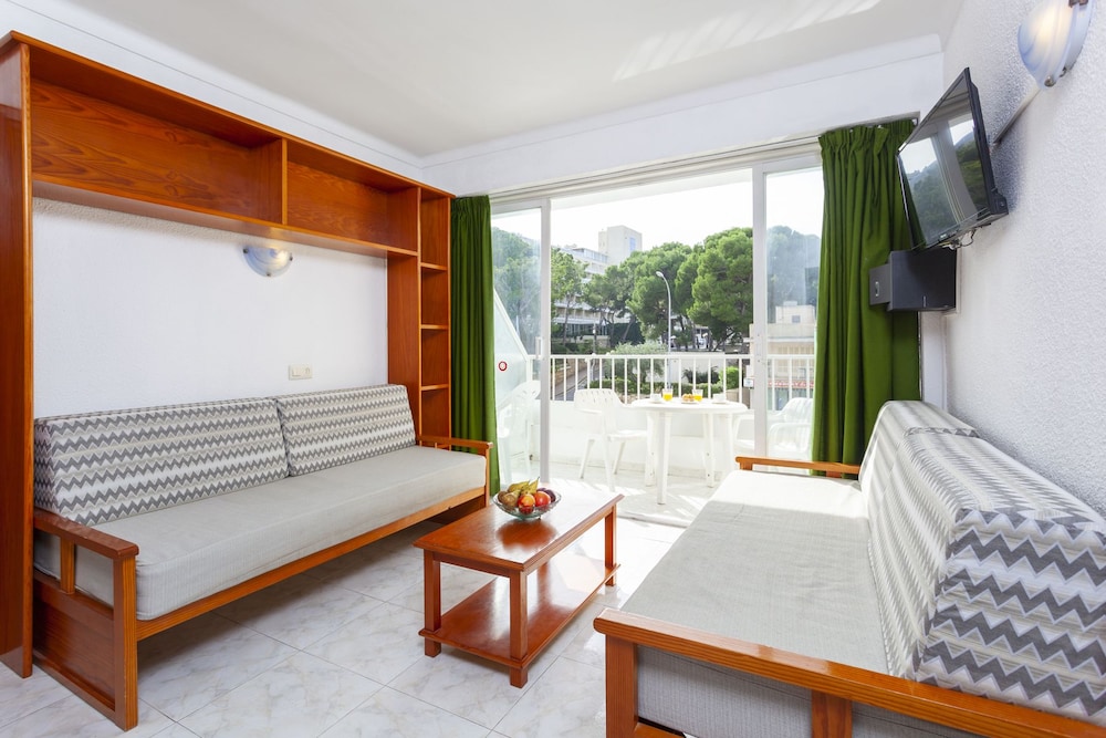 Aparthotel Africamar — Hotel rooms in Can Picafort, Balearic Islands