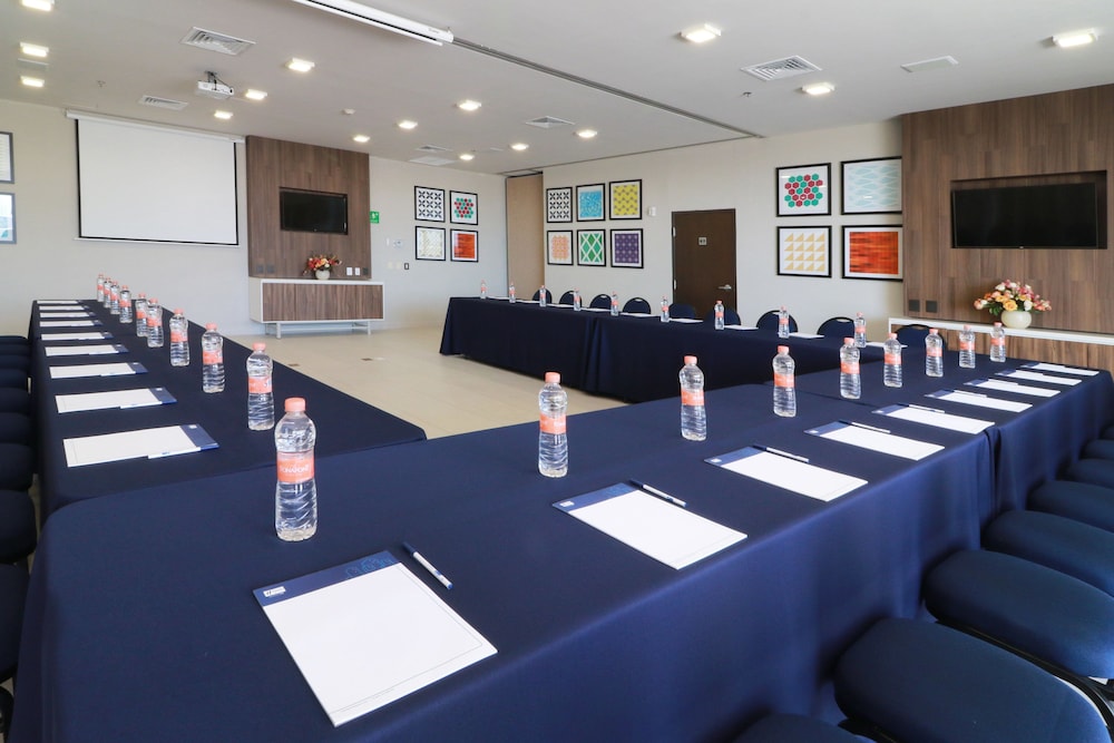Holiday Inn Express & Suites Playa Del Carmen by IHG — Hotel building in Playa del Carmen, Quintana Roo