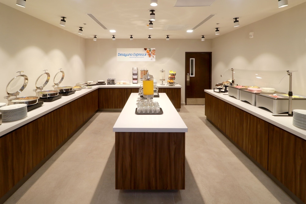 Holiday Inn Express & Suites Playa Del Carmen by IHG — Restaurant & bars in Playa del Carmen, Quintana Roo