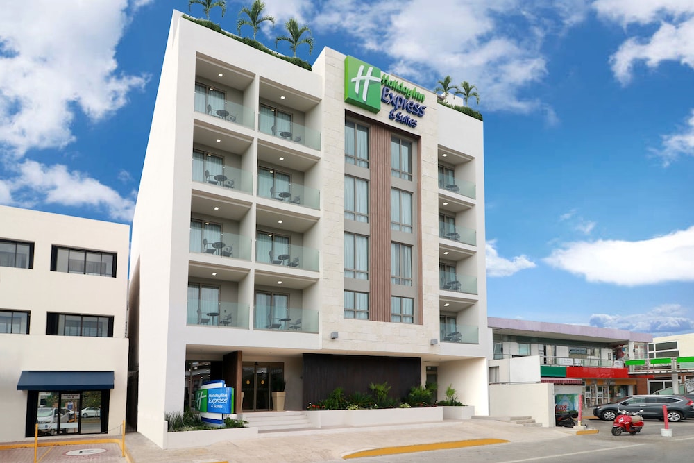 Holiday Inn Express & Suites Playa Del Carmen by IHG — Hotel building in Playa del Carmen, Quintana Roo