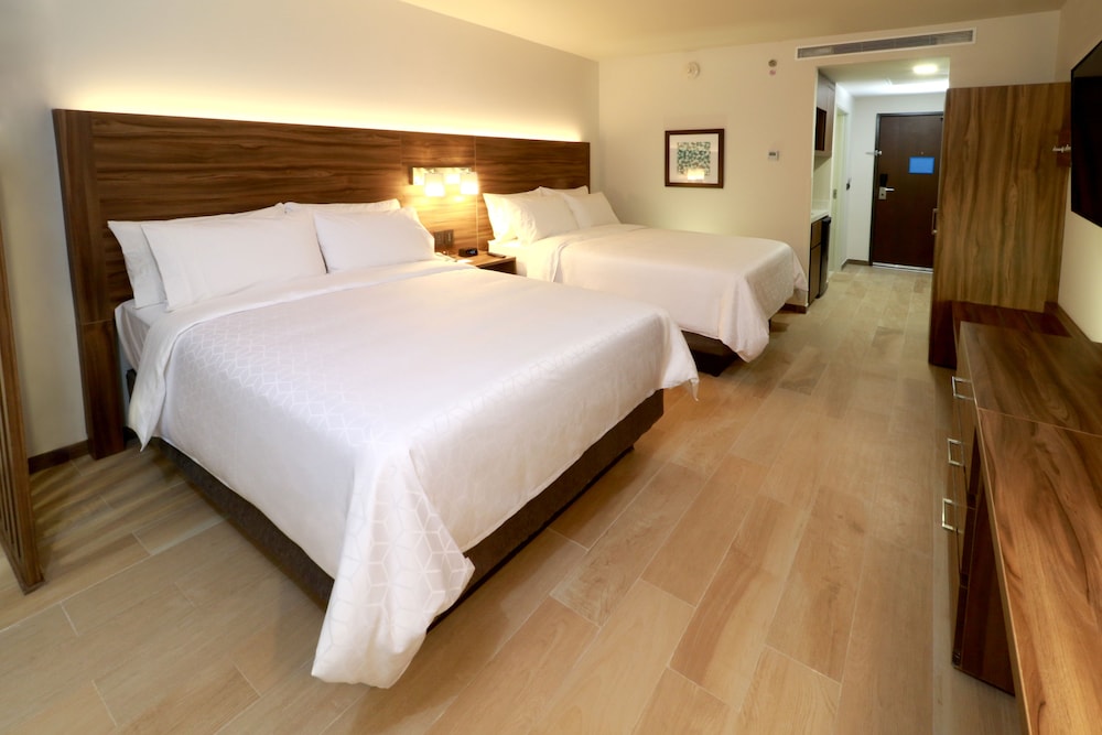 Holiday Inn Express & Suites Playa Del Carmen by IHG — Hotel rooms in Playa del Carmen, Quintana Roo