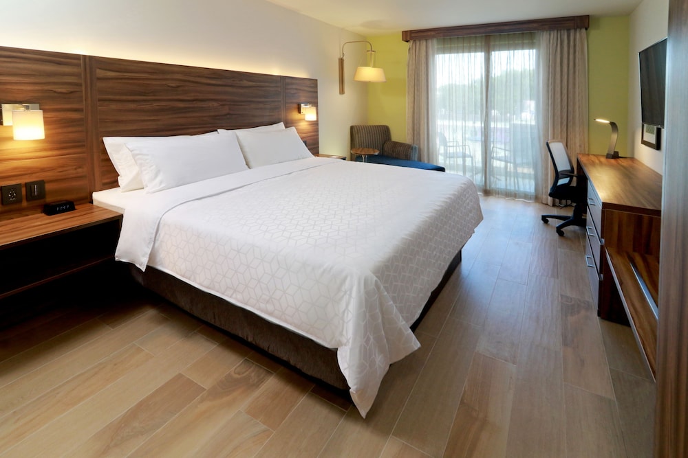 Holiday Inn Express & Suites Playa Del Carmen by IHG — Hotel rooms in Playa del Carmen, Quintana Roo